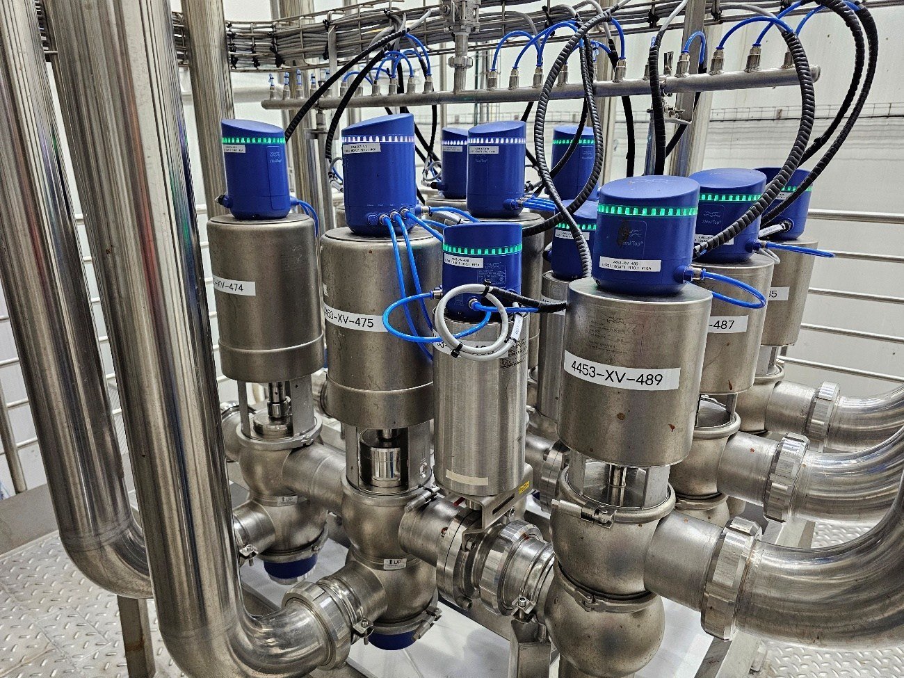 Conjunto real de válvulas automatizadas em processo industrial